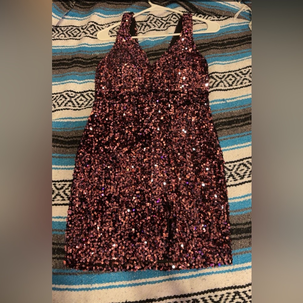 Selling a pretty homecoming sequin dress